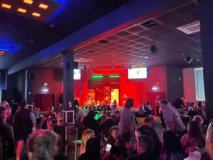 eine Menschenmenge, die in einem Raum mit einer Bühne sitzt in der Unterkunft Sea Bliss Beachfront Caravan, 2 Bed King Ensuite, Sleeps 6, Wrap Decking, Crimdon Dene in Hartlepool + 52 Fotos