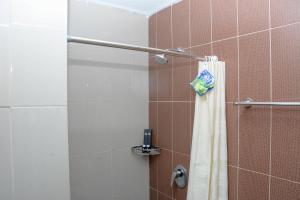 e bagno con doccia e tenda. di Homey and Cozy Living 1BR Apartment at Atlanta Residences By Travelio a Depok Altre 17 foto
