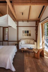 a bedroom with a bed and a couch at Ahama in Yaniklar