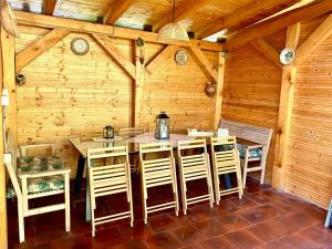 una sala da pranzo con tavolo e sedie in una cabina di Vila Suveranii a Braşov
