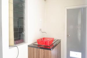 Η κουζίνα ή μικρή κουζίνα στο Best Deal 2BR Apartment at Dian Regency near ITS By Travelio