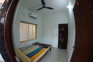 Letto o letti in una camera di His Grace Holiday Home - Nr to Malpe Beach