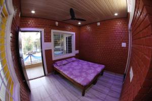 Letto o letti in una camera di His Grace Holiday Home - Nr to Malpe Beach