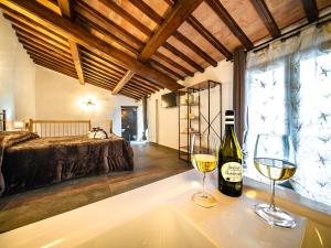 Una habitación con una botella de vino y dos copas en Lo Scacciapensieri, en Montecastrilli