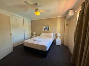 Harbour Sails Motor Inn客房内的一张或多张床位