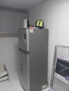 un piccolo frigorifero argentato in cucina con un cartello di Full apartment all is yours a Sharjah