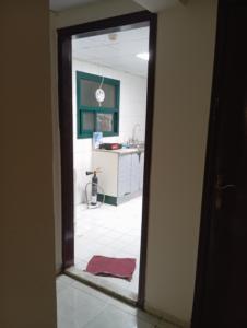 vista su una cucina attraverso una porta di Full apartment all is yours a Sharjah Altre 17 foto