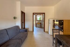 a living room with a couch and a kitchen at Appartamento Manta civico 4 in Principina a Mare