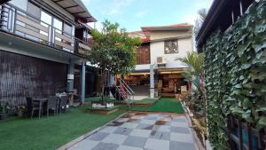 une cour d'une maison avec une pelouse dans l'établissement YKC's Private Pool Villa Resort, à Ángeles