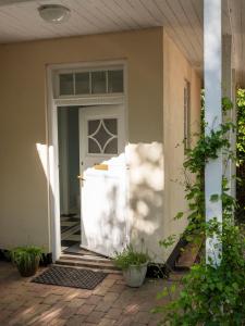 una porta d'ingresso di una casa con vasca di Brakilde B&B a Stege