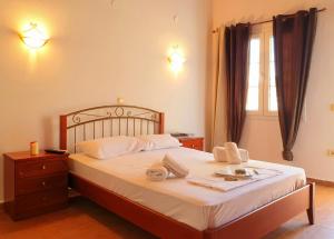 Postel nebo postele na pokoji v ubytování Elegant Greek Villa