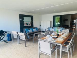 Posezení v ubytování Latitude Luxury Seafront Apt