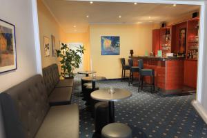 ein Restaurant mit Tischen und Stühlen und einer Bar in der Unterkunft Hotel Boulevard in Köln