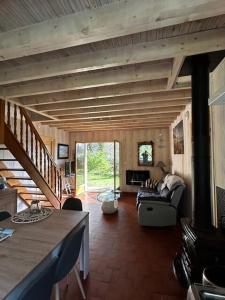 ein Wohnzimmer mit Treppe und Couch in der Unterkunft Villa Pomme de Pin in Quend-Plage + 3 Fotos