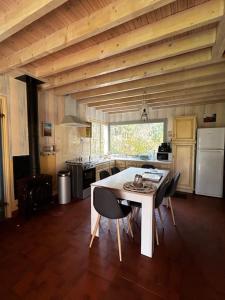 eine Küche mit Tisch und Stühlen in einem Zimmer in der Unterkunft Villa Pomme de Pin in Quend-Plage