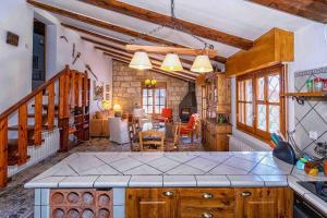 una cucina con scala e un soggiorno di Casa del Lago a Beceite Altre 23 foto