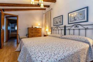 una camera da letto con un letto grande e una cassettiera di Casa del Lago a Beceite
