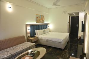 Rúm í herbergi á Kumar Resort By Turtle, Lonavala