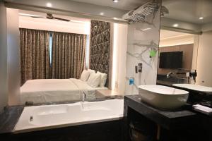 Baðherbergi á Kumar Resort By Turtle, Lonavala