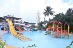 Sundlaugin á Kumar Resort By Turtle, Lonavala eða í nágrenninu