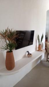 TV a/nebo společenská místnost v ubytování Apart Charme e Conforto 360m da Praia do Mutá