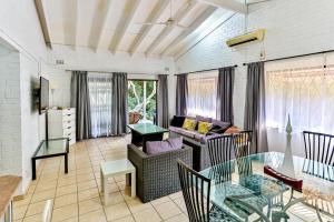 Χώρος καθιστικού στο Robbins road cheerful, pet-friendly home