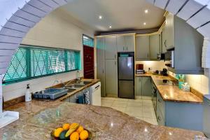 Η κουζίνα ή μικρή κουζίνα στο Robbins road cheerful, pet-friendly home +11 φωτογραφίες