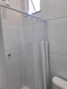 サルバドールにあるLinda Kitnet Mobiliada 06のバスルーム(シャワー、シャワーカーテン付)が備わります。