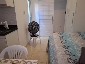 サルバドールにあるLinda Kitnet Mobiliada 06のキッチン、ファン付きの部屋