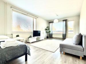 un soggiorno con un letto e un divano di Cozy apartment in Kuusamo a Kuusamo