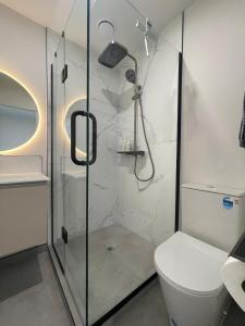Ένα μπάνιο στο City Fringe Hideout - 2 Bed With Car Park