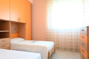 En eller flere senge i et værelse på CN006 - Cesenatico, nuovo trilocale con splendida vista mare