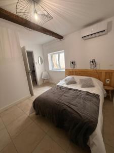 Ένα ή περισσότερα κρεβάτια σε δωμάτιο στο Fleurie Appartement T2