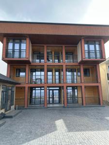 Kaji-SayGuest house SHAM的一座拥有许多窗户的大型砖砌建筑