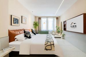 En eller flere senge i et værelse på Vishan Keys Hotel 维尚潮宿 + 90 billeder