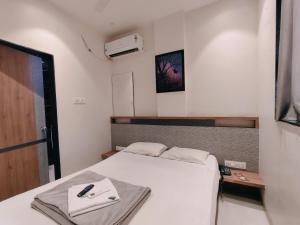 Postel nebo postele na pokoji v ubytování Hotel Pragati Inn
