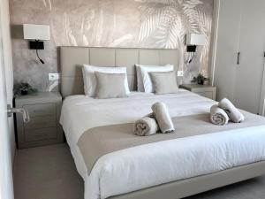 Ένα ή περισσότερα κρεβάτια σε δωμάτιο στο Villa Olivia +34 φωτογραφίες