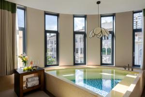 Bazén v ubytování Vishan Keys Hotel 维尚潮宿 nebo v jeho okolí