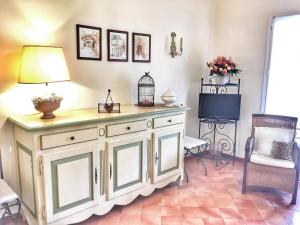 una habitación con un gran armario con una lámpara. en T2 55 m2 avec terrasse 25 m2, en La Ciotat