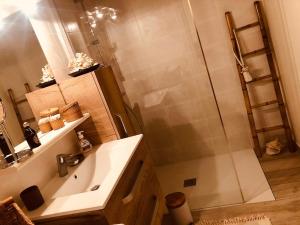 un baño con ducha y lavabo en T2 55 m2 avec terrasse 25 m2, en La Ciotat 4 fotos más