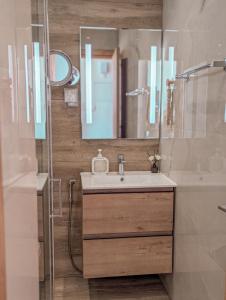 A bathroom at Bohemian Rhapsody
