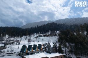 StayVista's Frozen Fall at Frostflare Cottages - Jacuzzi v zimě
