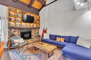 Χώρος καθιστικού στο Alpine Retreat in the Heart of Incline Village condo