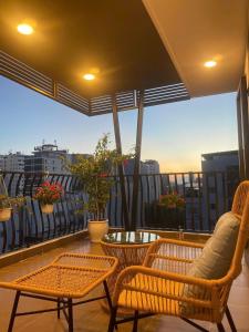 Rõdu või terrass majutusasutuses Hana Premier Apartment Da Nang +51 fotot