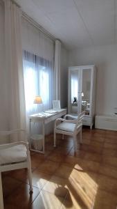 a white room with a desk and a chair at Big House on Barcelona s Border in Hospitalet de Llobregat