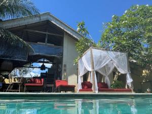 Piscina di Beautiful Rustic 3bd Villa in Bingin o nelle vicinanze