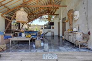 Area soggiorno di Beautiful Rustic 3bd Villa in Bingin