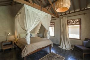 Letto o letti in una camera di Beautiful Rustic 3bd Villa in Bingin