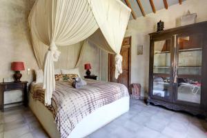 Letto o letti in una camera di Beautiful Rustic 3bd Villa in Bingin