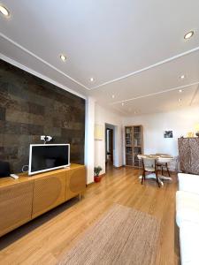 una sala de estar con TV de pantalla plana en un armario en Alexandra Sea House, en Costa da Caparica